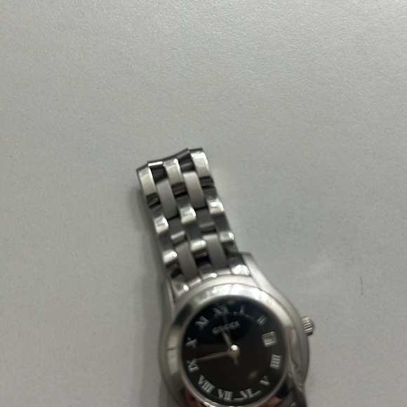 Gucci silver watch with black dial - Picture 2 of 4